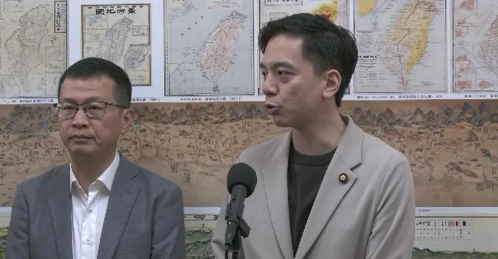 羅智強以及牛煦庭受訪。（圖/中天新聞）