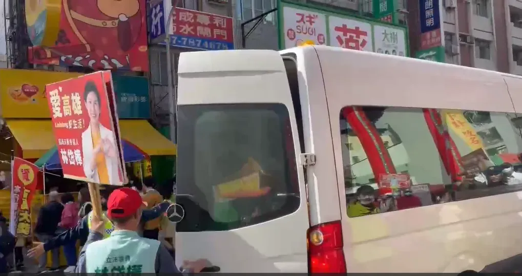 林岱樺的賓士汽車遭抓包違停路邊。（圖/讀者提供）