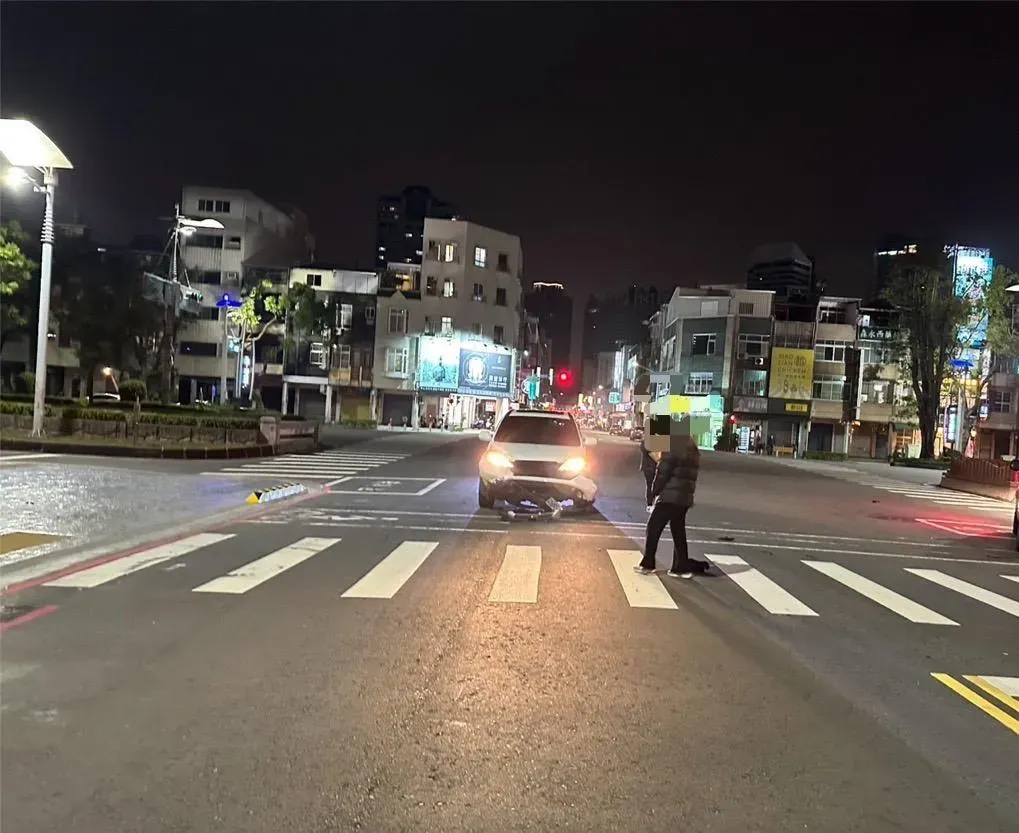 林姓少年無照騎車遭休旅車左轉撞上，造成他當場噴飛倒地並骨折擦傷送醫。 （圖／翻攝畫面）