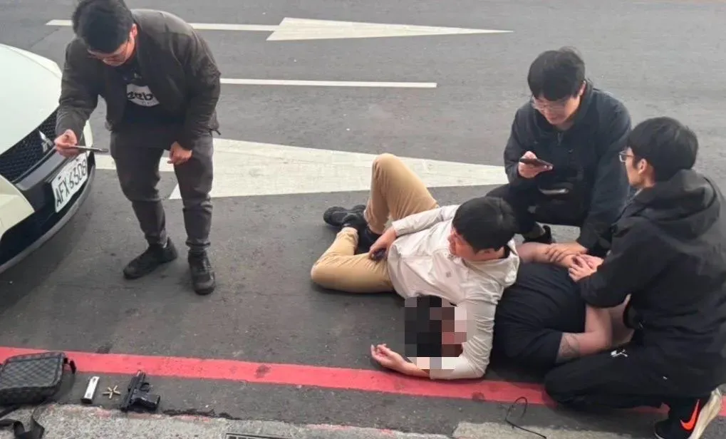 警方在彰化高鐵站逮捕賣槍犯嫌，起獲手槍、毒品 。（圖／翻攝畫面）