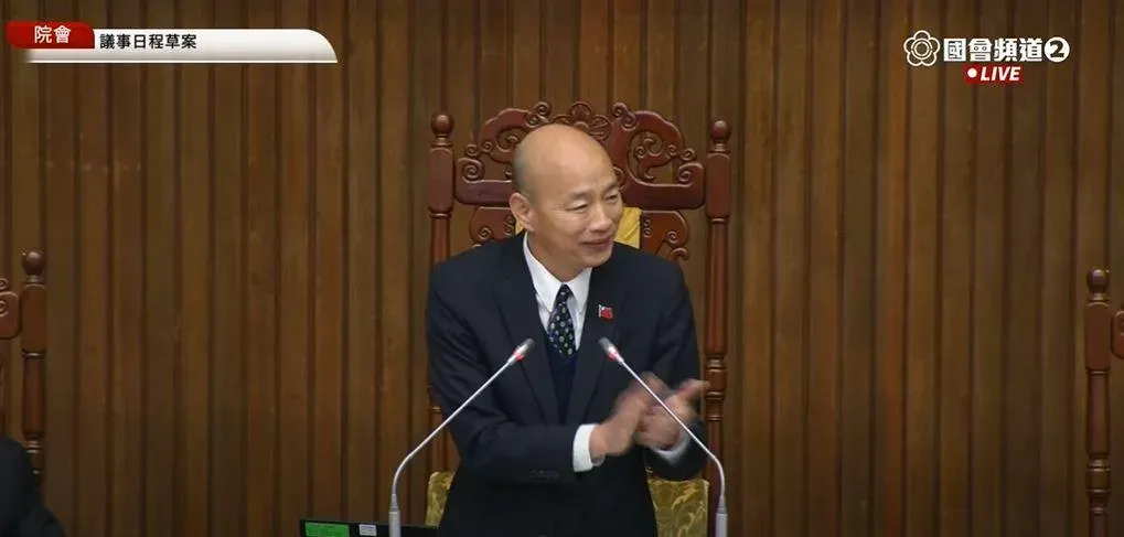 立法院長韓國瑜帶頭向黃健豪鼓掌祝賀。（圖／國會頻道）