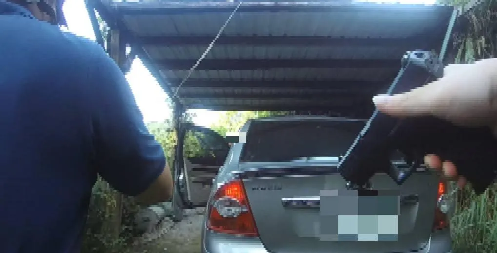 員警依法對該車開槍2發。（圖／警方提供）