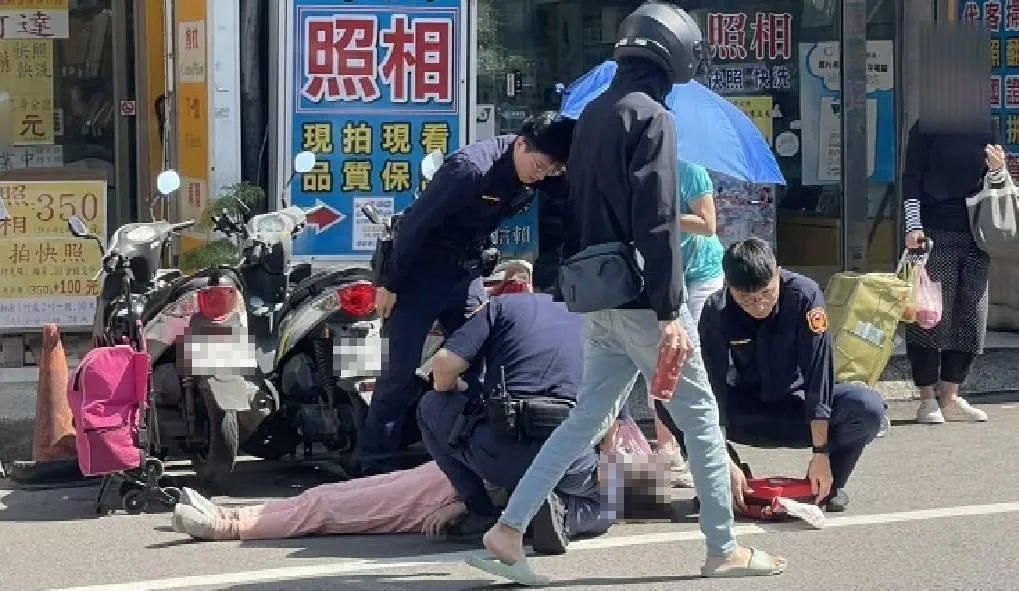 桃園蘆竹區一名55歲婦人今（15）日中午在南崁路昏倒，情況危急，所幸南崁派出所員警迅速反應，冒險穿越車道救援，成功爭取救護時間！（圖／翻攝畫面）