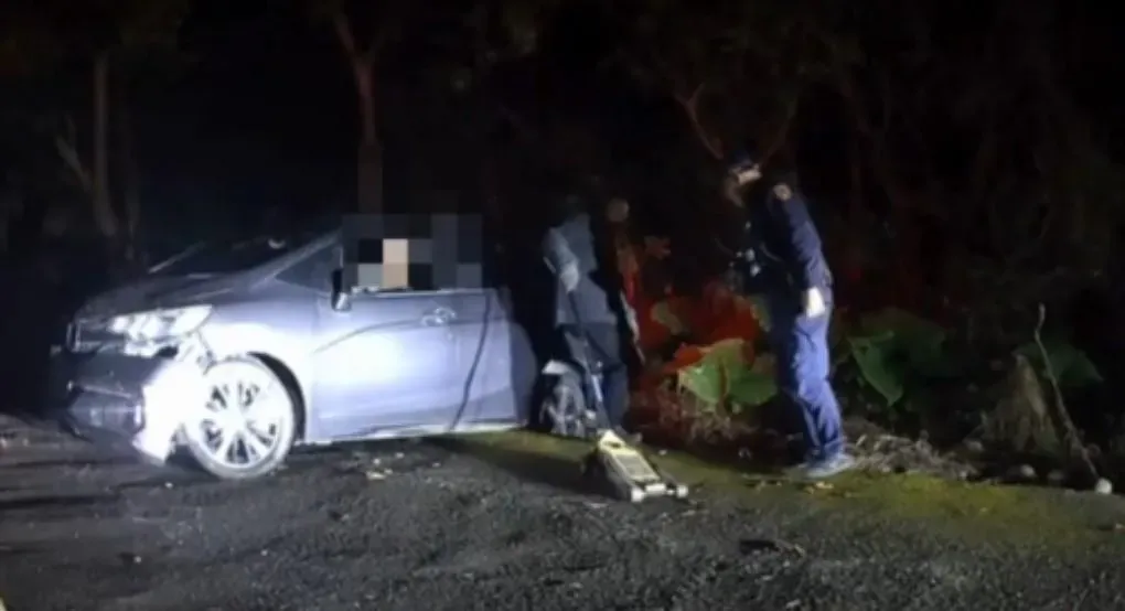 警方到達現場，協助2人脫困。（圖／翻攝畫面）