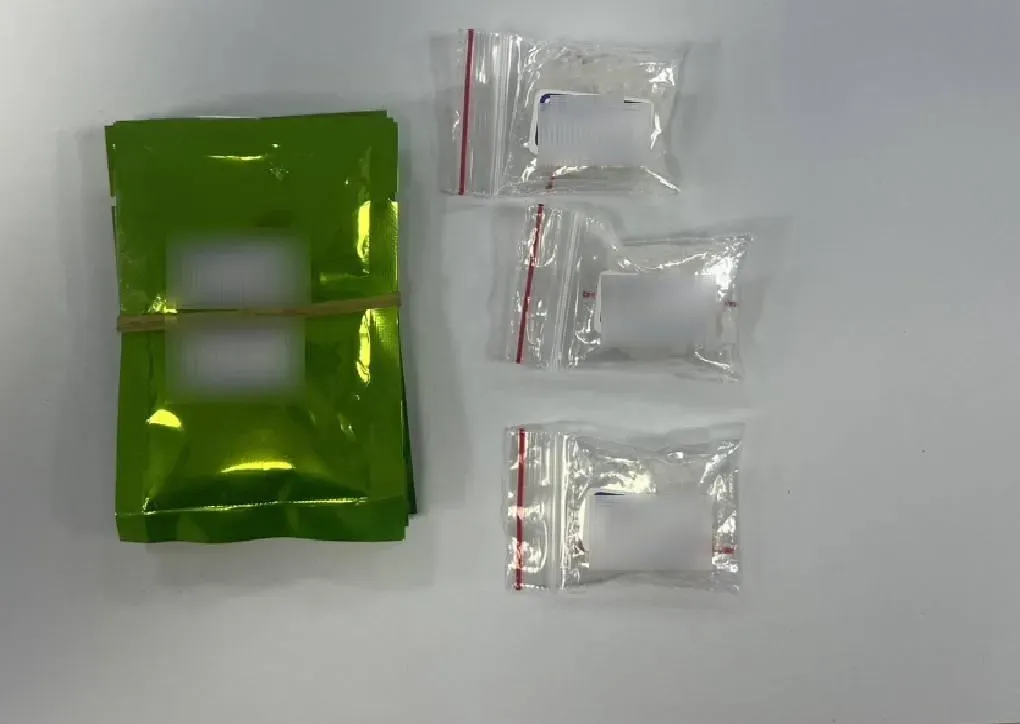 從身上查獲安非他命3包、毒品咖啡包3包等毒品。(圖/翻攝畫面)
