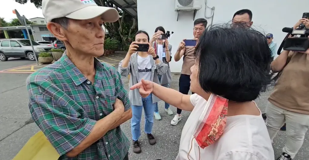 全台首波罷免投票今天登場，花蓮花崗國中退休「葉霸」葉春蓮一早9時許前往投開票所投票時，卻遭1名婦人擋住去路，不讓她進去投票。（圖/花蓮縣警察局花蓮分局提供）