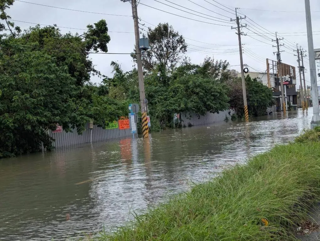 豪大雨造成嘉義縣逾9600戶停電，經搶修已全數復電。圖為28日嘉義縣淹水情形。（圖／台電提供）