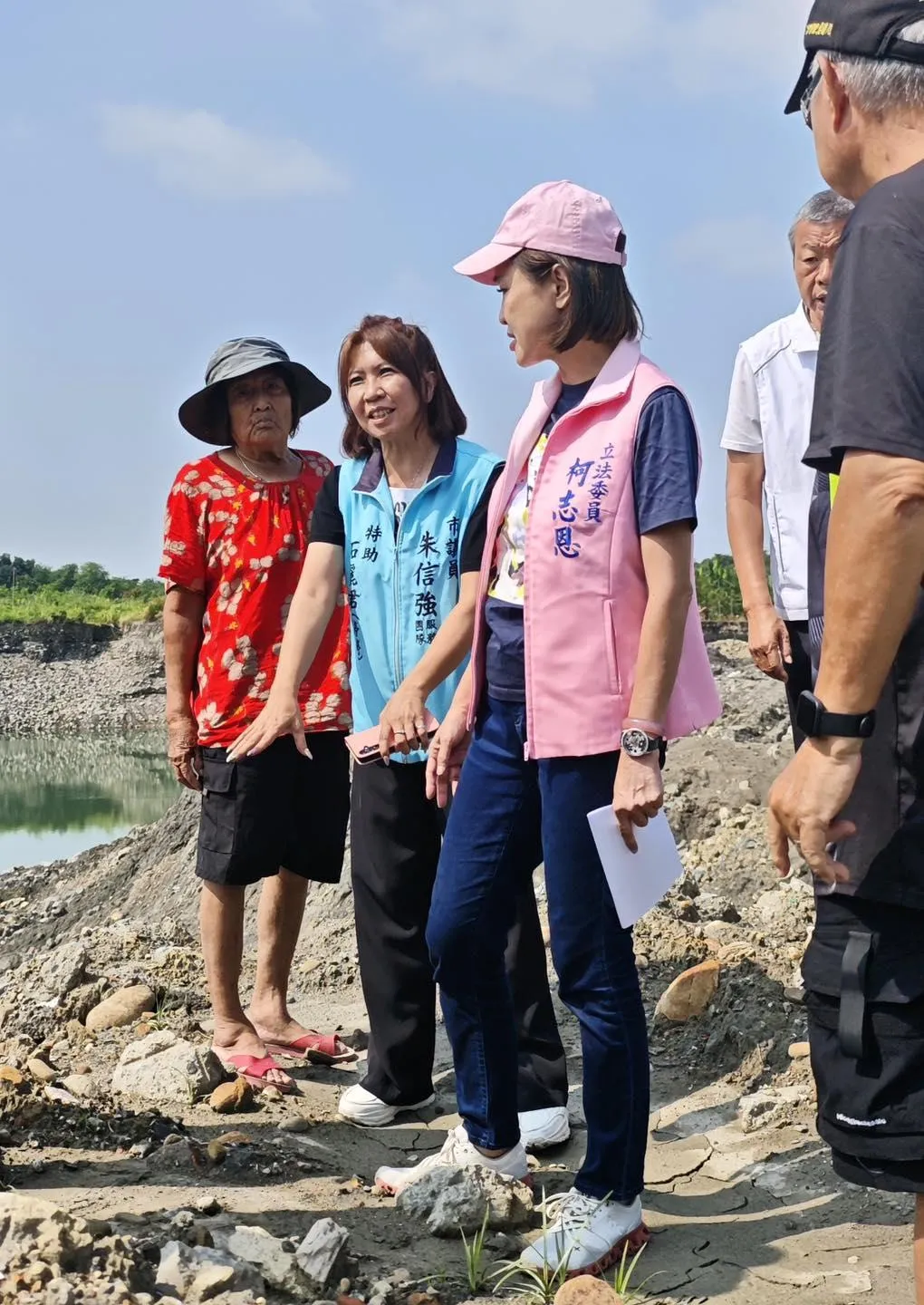 引爆政壇動燙的美濃大峽谷案，又有重大進展，橋頭地檢署認為石麗君（左二）涉案情節重大，向法院聲請羈押禁見獲准。（圖／資料照片）
