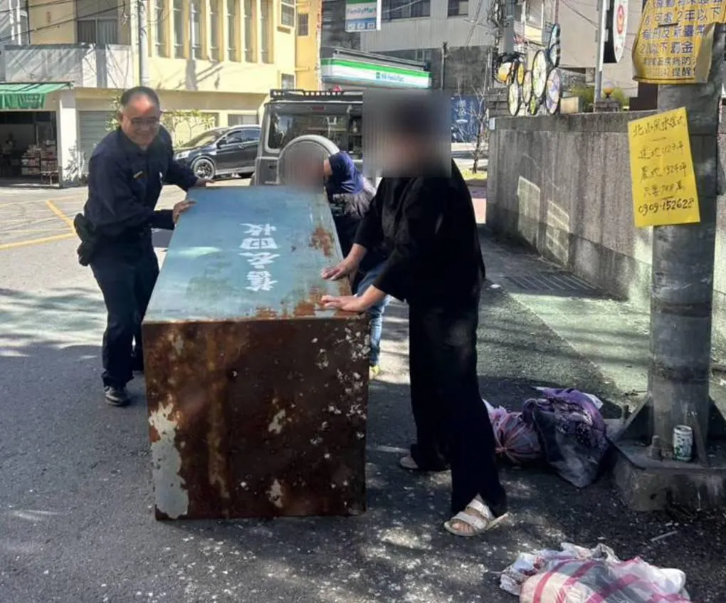 員警在魏民及路人幫忙下將回收箱翻轉180度倒置並自投入口逐件翻找。（圖／警方提供）