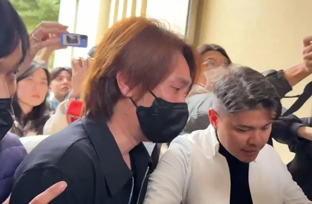 曹西平乾兒子Jeremy神情哀戚，哽咽回應媒體。（圖／中天新聞）