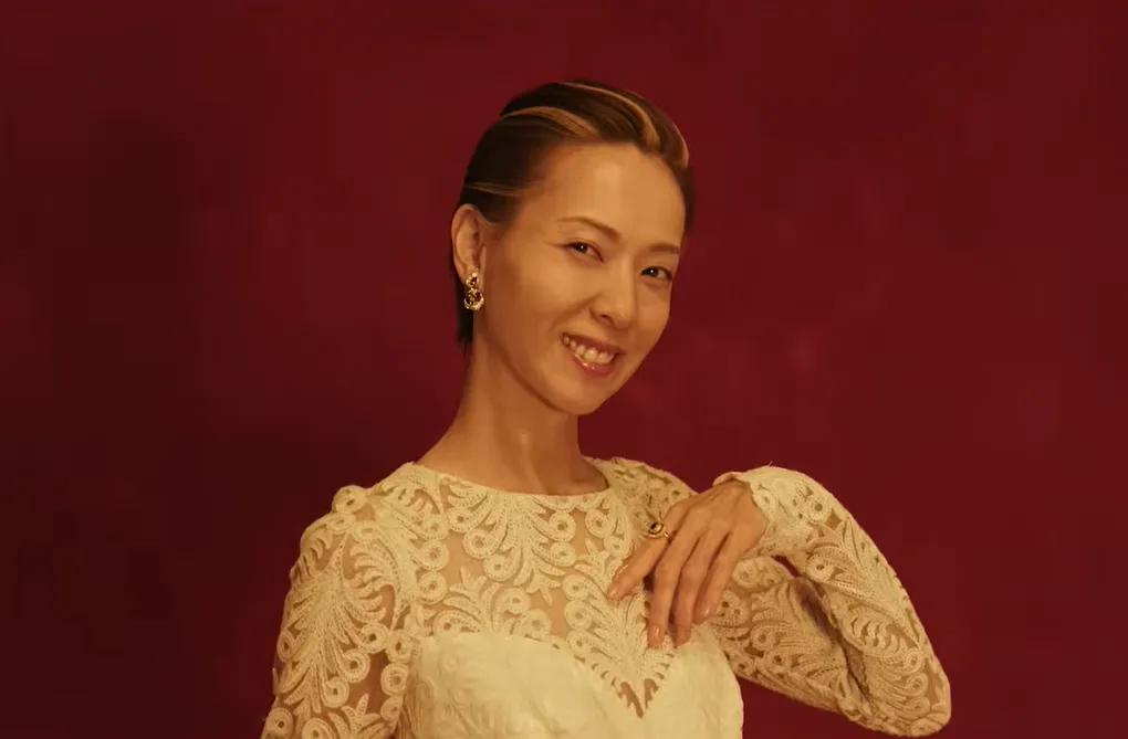 戶田惠梨香在《地獄占星師》的造型引發討論。（圖／翻攝自Netflix Japan YouTube）