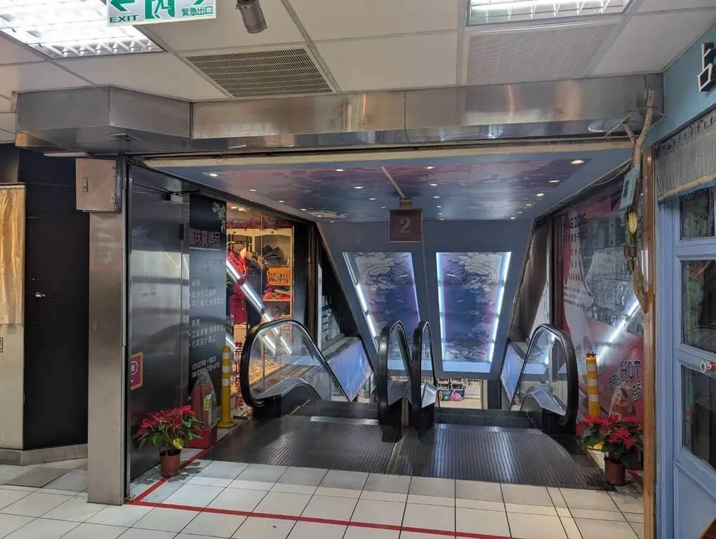 台北市建築管理工程處針對轄內各大型百貨賣場、餐廳等進行公安聯合檢查，抽查20家中19家符合規定，當中太平洋頂好名店城的防火鐵捲門損壞，導致破壞防火區劃，已違反建管法令，依法開罰新台幣12萬元。（建管處提供）