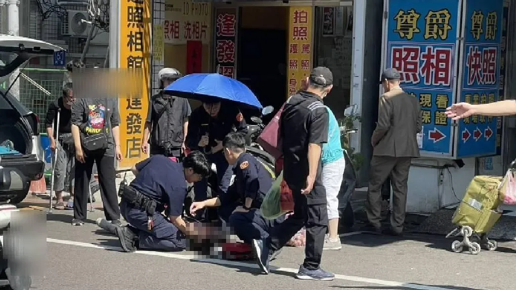 桃園蘆竹區一名55歲婦人今（15）日中午在南崁路昏倒，情況危急，所幸南崁派出所員警迅速反應，冒險穿越車道救援，成功爭取救護時間！（圖／翻攝畫面）