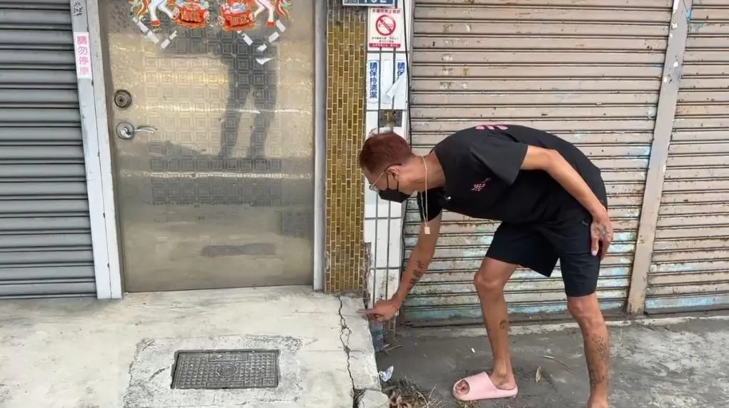 撞擊力道大到被撞車輛越過斜坡。（圖／翻攝畫面）