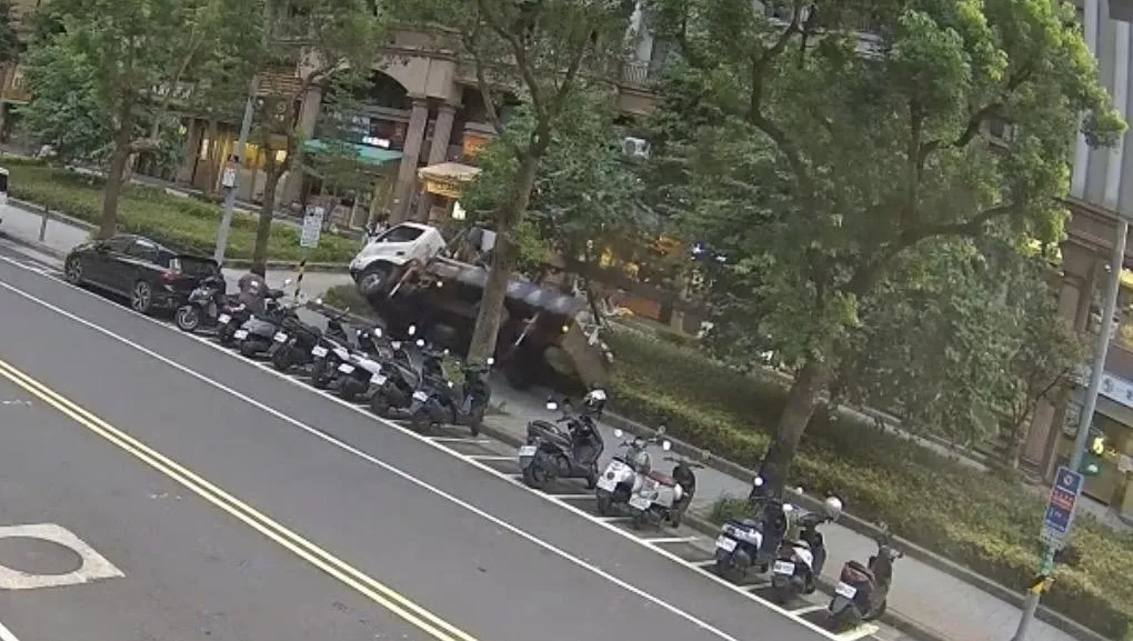 工程吊車疑操作不慎側翻。（圖／翻攝畫面）