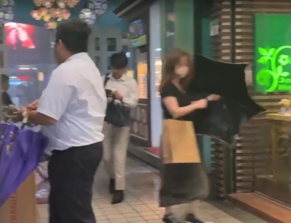 民眾2日晚間在台北市迎戰強陣風和大雨，雨傘被吹得呼拉作響。（圖／中天新聞）