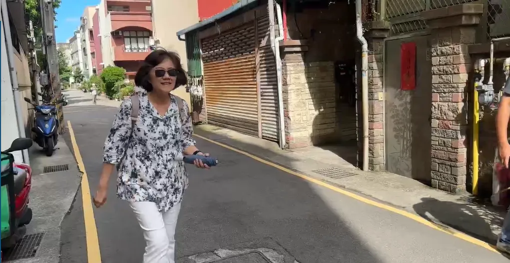 柯文哲妹妹柯美蘭也滿面笑容出現在老家。（圖/中天新聞）