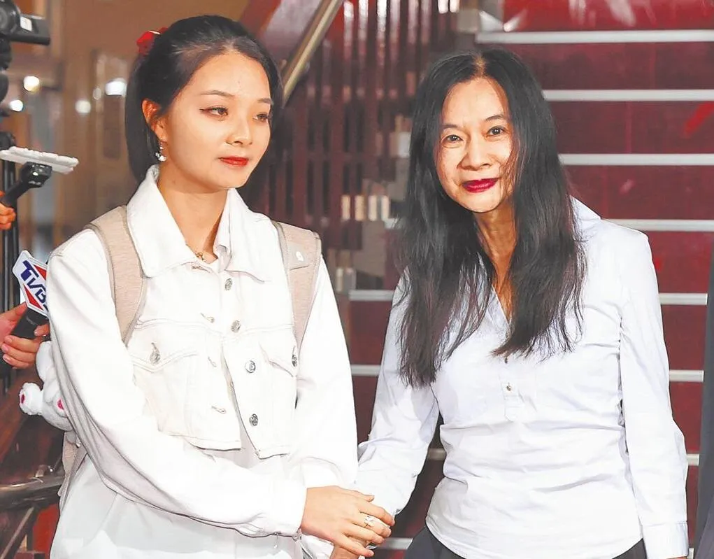 圖為應曉薇在女兒應佳妤（左）陪同下步出法院。（圖/資料照）