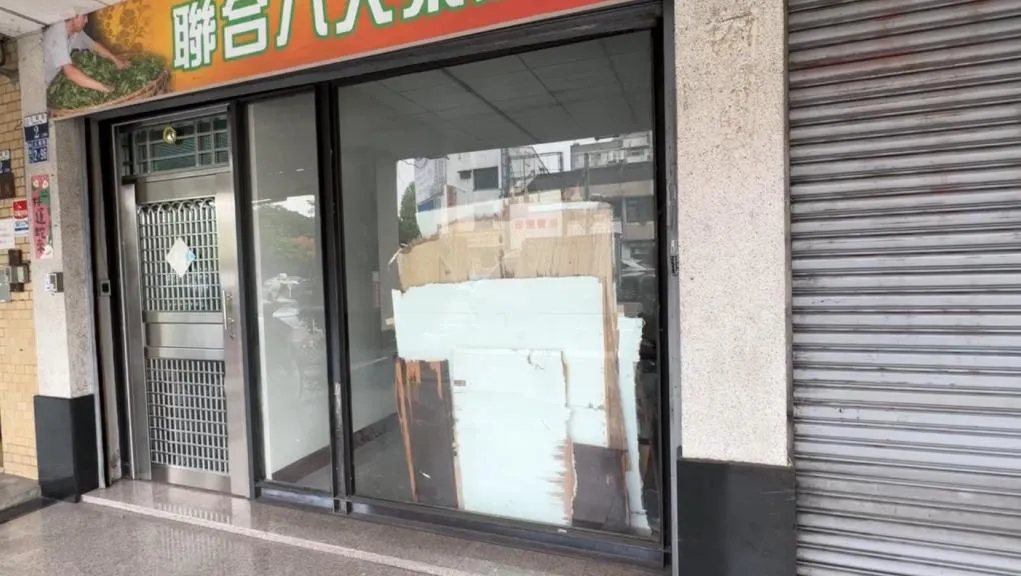 台中市西區五權西路一間茶葉行9日凌晨發生嚴重車禍。（圖／翻攝畫面）