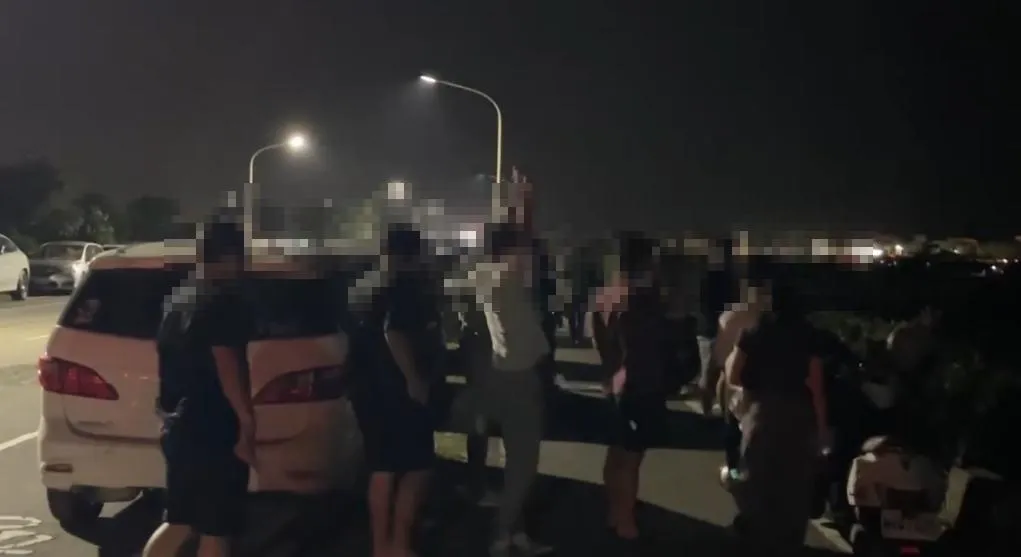 台南市將軍區青鯤鯓扇形鹽田因東北季風的影響，岸邊出現了迷人的「藍眼淚」奇景。（圖／中天新聞）
