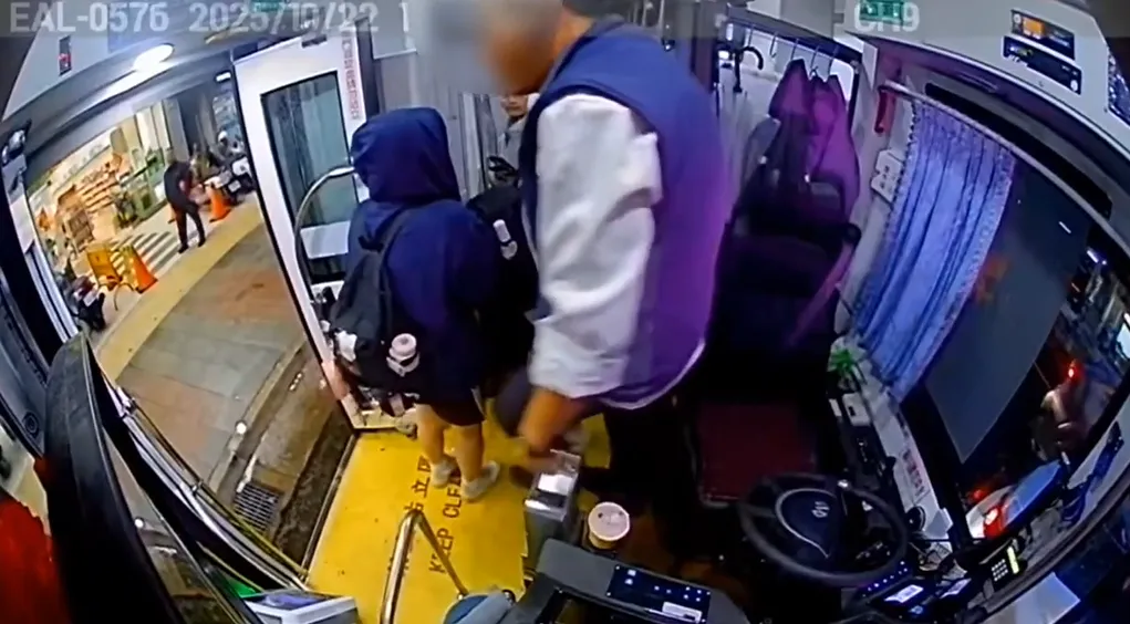 桃園客運司機疑因學生嗆聲失控，衝下車暴打高中生。（圖／翻攝畫面）