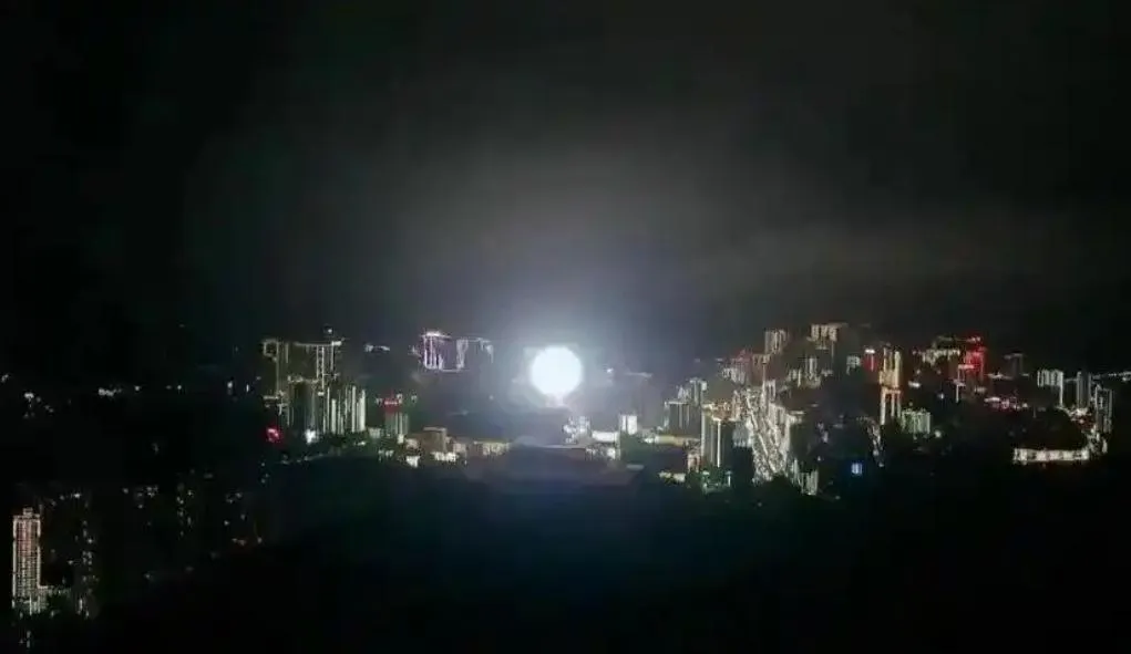 「人造月亮」此前夜間亮燈效果。（圖／翻攝紅星新聞）