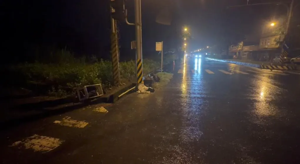 宜蘭縣頭城鎮發生一起重大車禍，一名24歲的男警員在執行勤務時遭到一輛小貨車撞擊，造成其嚴重受傷，生命跡象不穩定。（圖／翻攝畫面）
