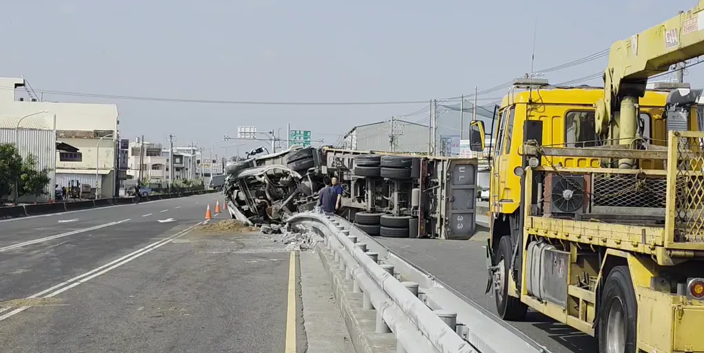 砂石車翻覆現場。（圖／翻攝畫面，下同）