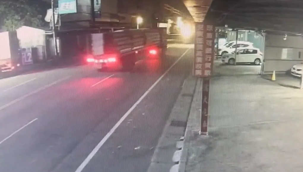曳引車違規行為全被錄下。（圖／翻攝畫面）