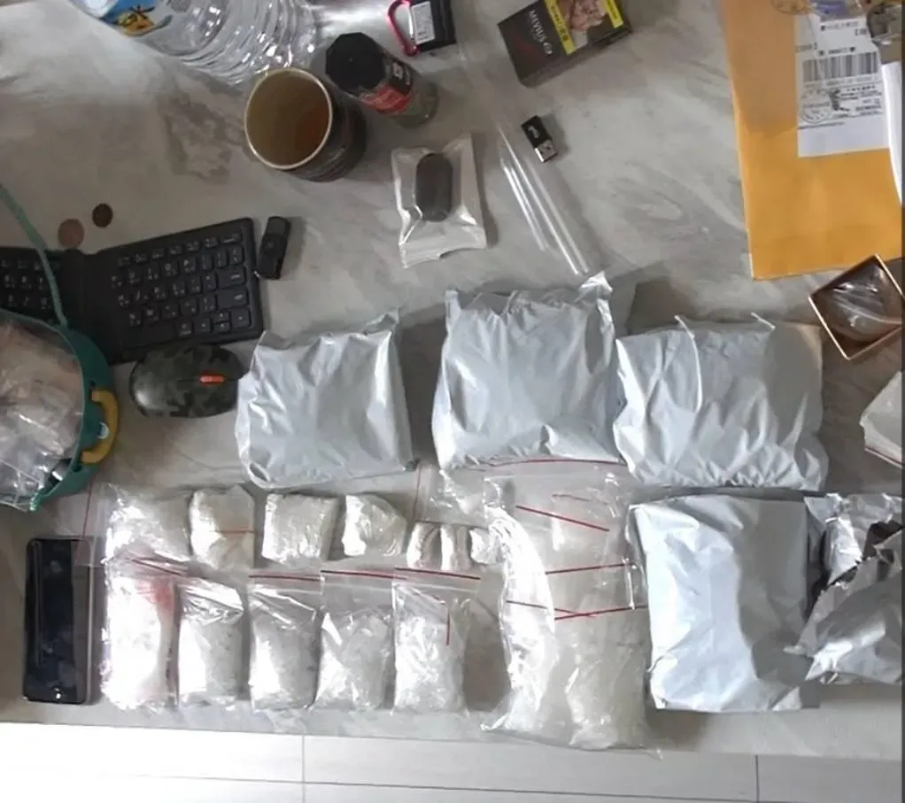 警方當場扣得多種毒品，估計市價近600萬元。（圖／警方提供）