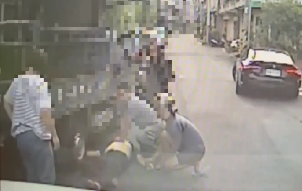 新竹縣新埔鎮一名50歲男子在路上突然倒地。(圖/翻攝畫面)