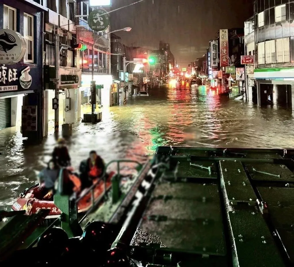 海軍陸戰隊的AAV7兩棲突擊車前進蘇澳撤離民眾。(圖/截自海軍臉書)