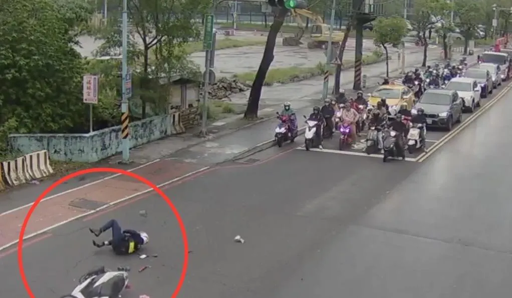 土城分局員警執勤時發生車禍摔傷。（圖／翻攝畫面）