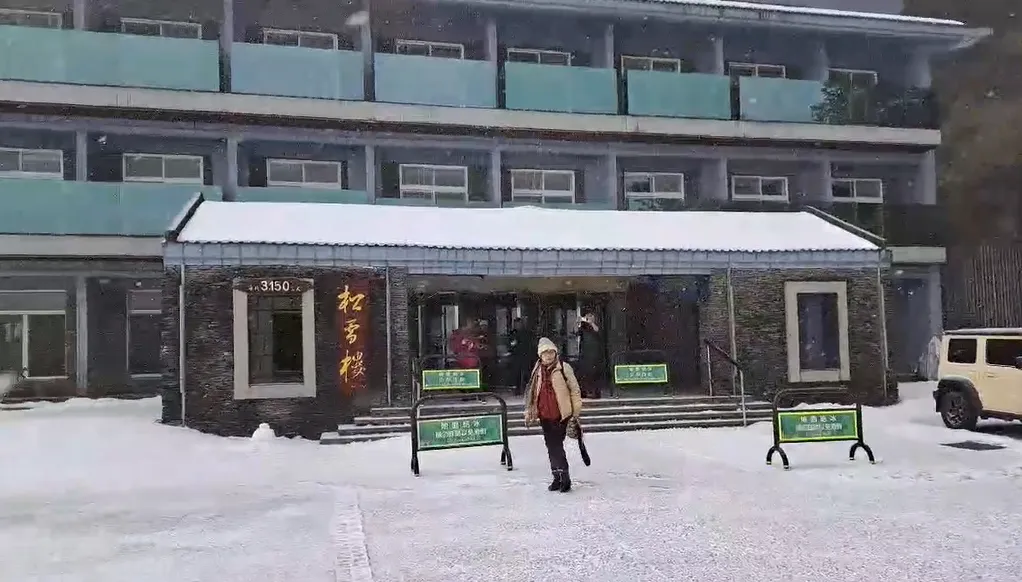受強烈大陸冷氣團影響，合歡山松雪樓8日上午下冰霰，松雪樓周邊成雪白世界。（圖／松雪樓提供）