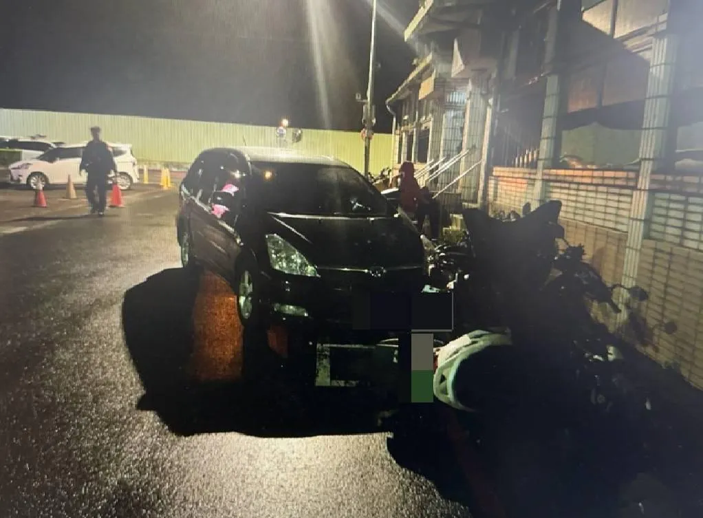 台北市內湖區康寧路1段2日晚間9時許發生一起死亡車禍。（圖／翻攝畫面）