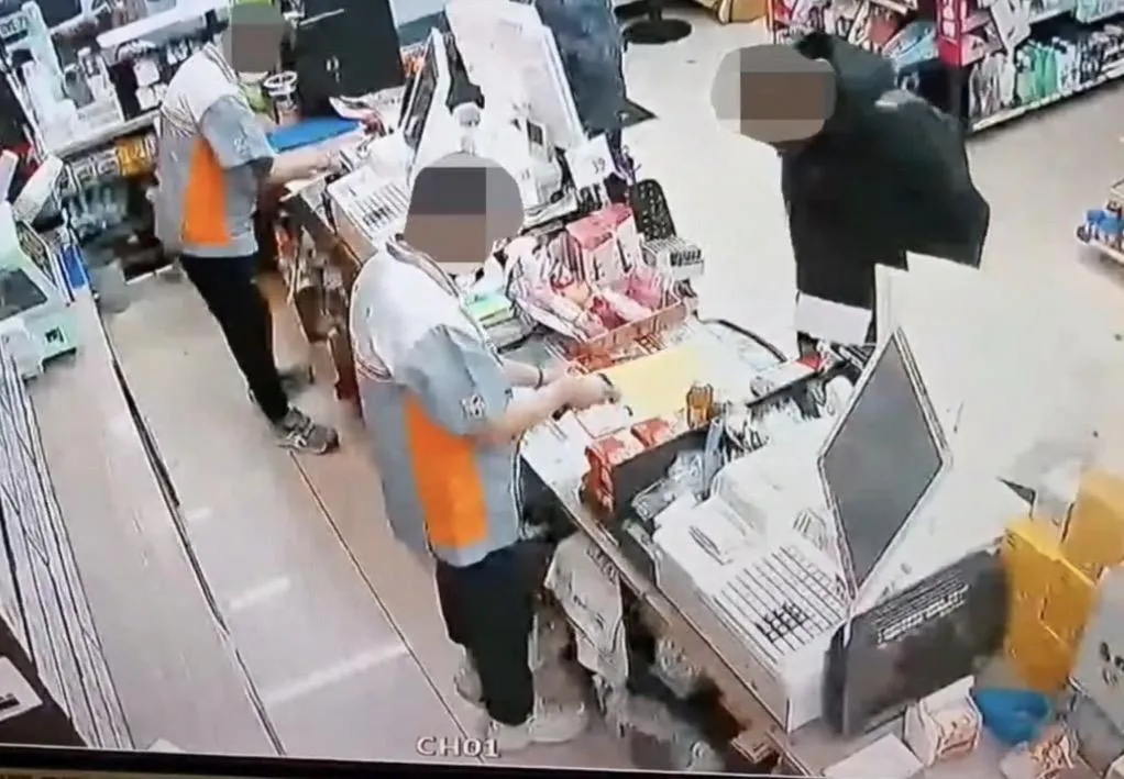 車手的樣貌全被監視器拍下。(圖/蘇澳分局提供)