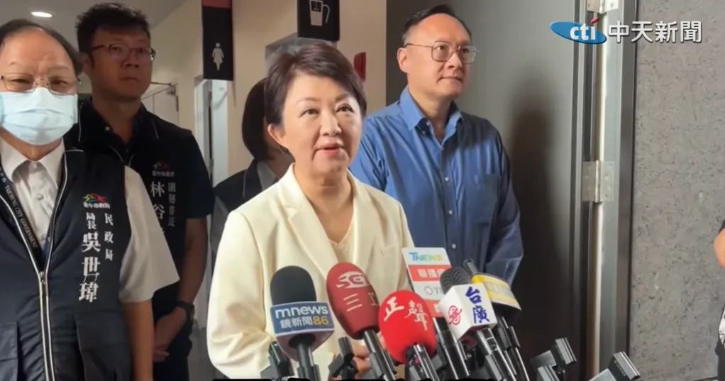 台中市長盧秀燕30日受訪進一步拋出國會改選跟年底地方大選合併舉辦的構想。（圖／中天新聞）