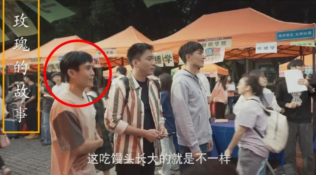 王星(左一)曾在劉亦菲主演的《玫瑰的故事》中演出。(圖/翻攝微博)