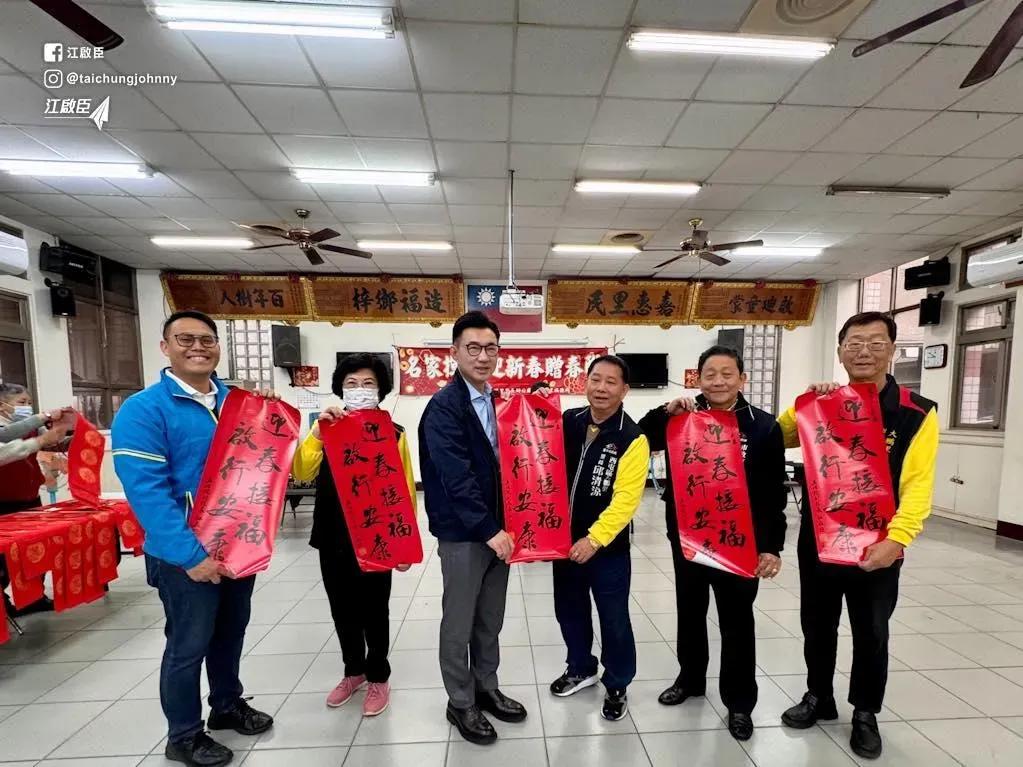 江啟臣邀請書法名家揮毫，並致贈春聯給民眾。（圖／取自江啟臣臉書）