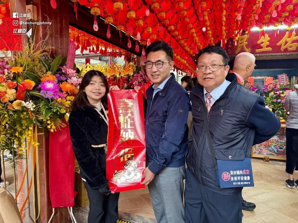 農曆年節將至，江啟臣抓緊機會跑攤向民眾拜年。（圖／取自江啟臣臉書）