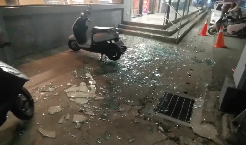 嘉義市民權路全聯玻璃震破。（圖／翻攝畫面）