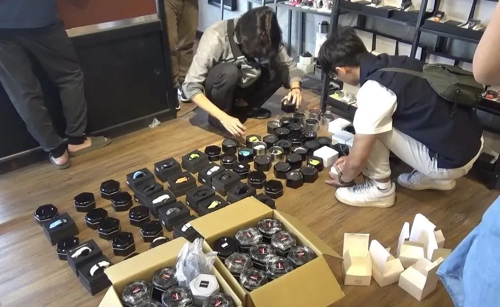 警方搜索查扣大批偽造名牌手錶。(圖/翻攝畫面)