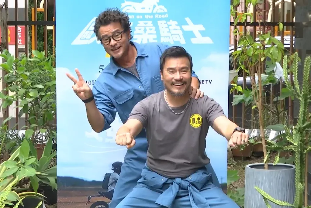 李銘順（後）、李銘忠（前）6日出席實境節目《歐吉桑騎士-阿順阿忠的中年危機》活動。（圖／中天新聞）