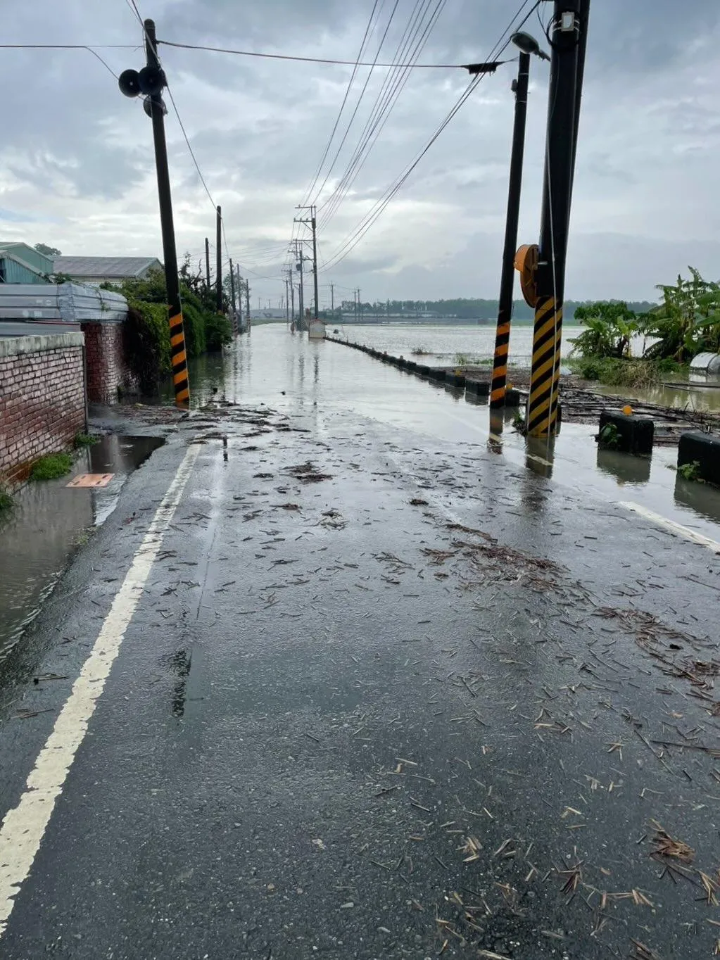 連日暴雨導致嘉義大淹水。（圖／Threads 網友@vieworld13提供）