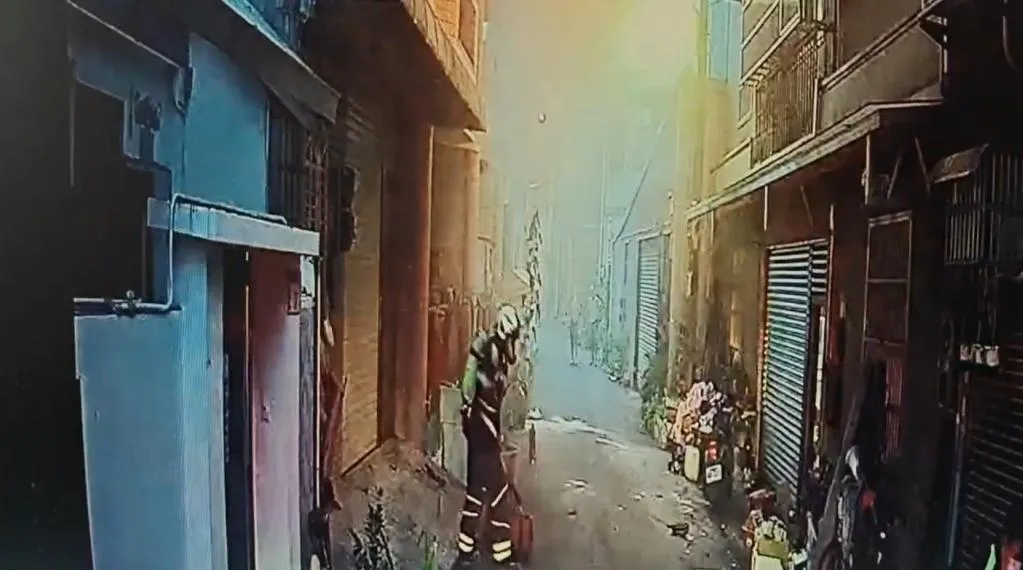 桃園市中壢區一處民宅發生重大火警，造成一名黃姓女子及4名幼童不幸罹難。桃園市消防局火調科調查後指出，起火點位於3樓房間的電風扇，初步研判是電風扇電線遭軟墊壓住所致。（圖／中天新聞）