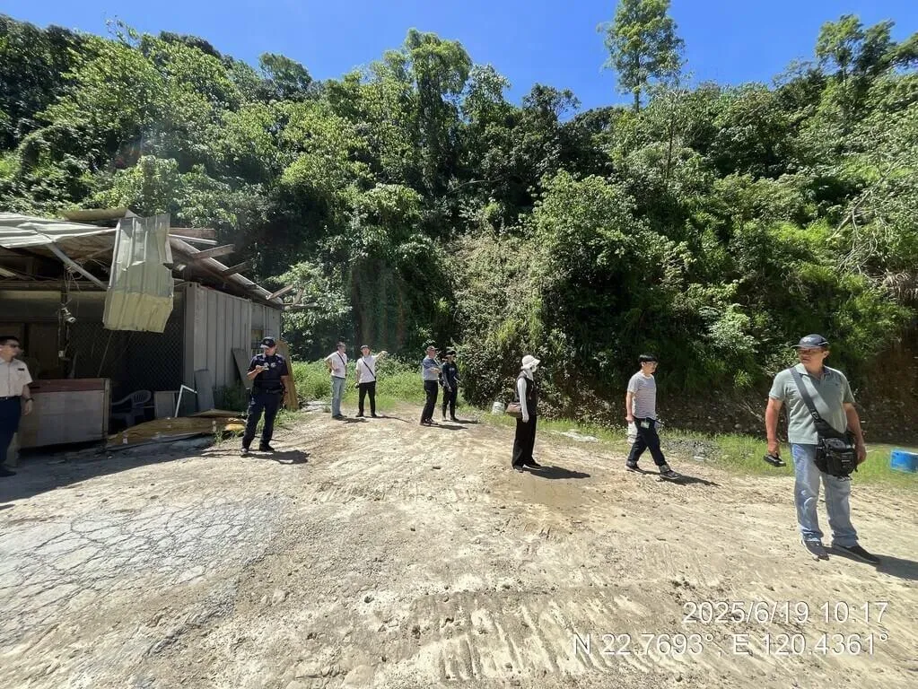 高雄大樹區遭非法回填廢棄物，案經判決後廢棄物已清除，但市府6月再發現該地仍有土方堆置，違法部分正偵辦中。（圖／高雄市環保局提供）