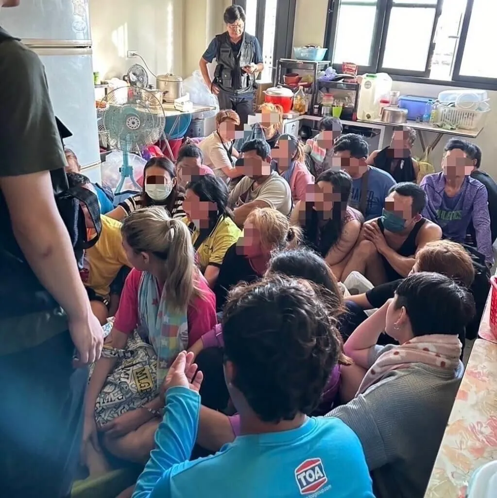 移民署破獲以台灣鄭姓男子為首的非法仲介人蛇集團,從事營造業的鄭男因需要固定工班,找旗下逾期停留的泰國籍外籍人士找人。移民署逮捕逾期停留共37名外籍人士,以泰國籍為主。(圖/移民署提供)