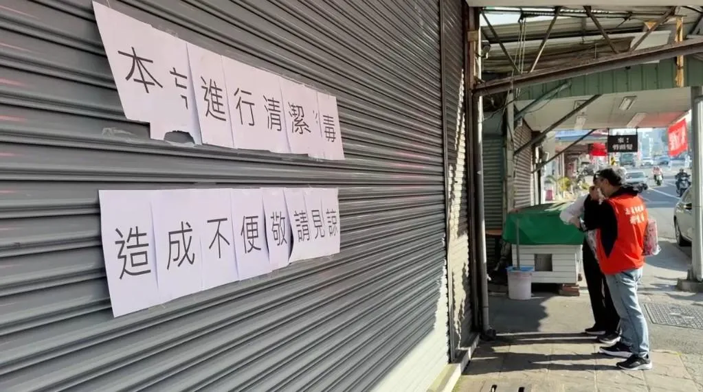 嘉義市衛生局1月5日派員前往八方雲集嘉義大雅店稽查，店家門外張貼進行消毒告示未營業。（圖／嘉義市衛生局）