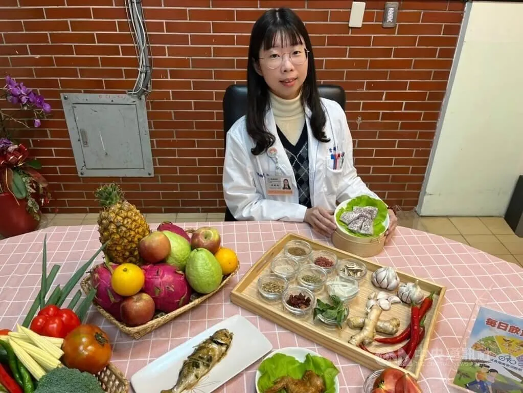 衛生福利部基隆醫院營養師林鈺庭提出定時定量進食、補足膳食纖維等4項祕訣,從腸道開始讓身體回歸正常。(圖/中央社)
