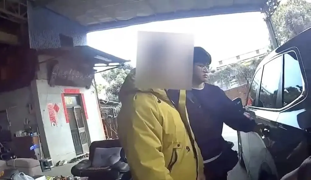 知名YouTuber賣卡牌詐騙遭警方查獲。（圖／翻攝畫面）